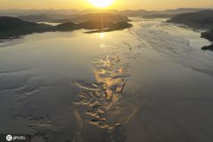 小浪底大坝放水 黄河上游河床现“沙画”图案