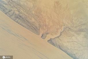 小浪底大坝放水 黄河上游河床现“沙画”图案