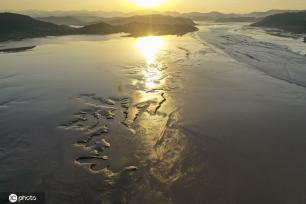 小浪底大坝放水 黄河上游河床现“沙画”图案