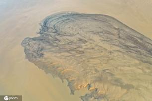 小浪底大坝放水 黄河上游河床现“沙画”图案