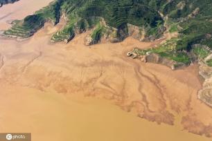 小浪底大坝放水 黄河上游河床现“沙画”图案