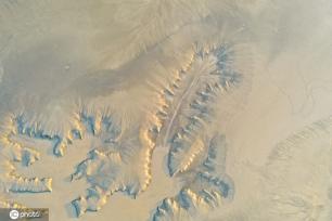 小浪底大坝放水 黄河上游河床现“沙画”图案