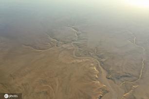 小浪底大坝放水 黄河上游河床现“沙画”图案