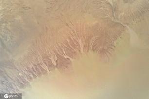 小浪底大坝放水 黄河上游河床现“沙画”图案