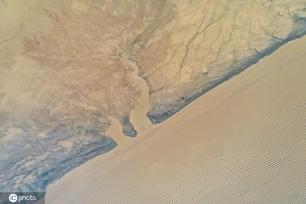 小浪底大坝放水 黄河上游河床现“沙画”图案