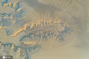 小浪底大坝放水 黄河上游河床现“沙画”图案