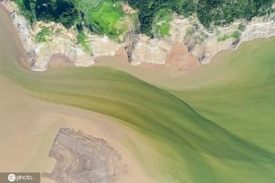 小浪底大坝放水 黄河上游河床现“沙画”图案