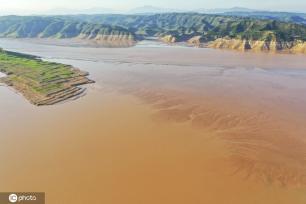 小浪底大坝放水 黄河上游河床现“沙画”图案