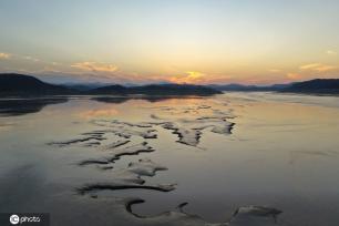 小浪底大坝放水 黄河上游河床现“沙画”图案