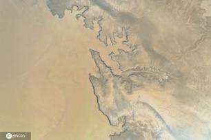 小浪底大坝放水 黄河上游河床现“沙画”图案