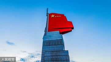 南昌：八一起义纪念塔军旗“焕新”