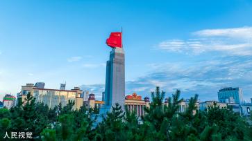 南昌：八一起义纪念塔军旗“焕新”