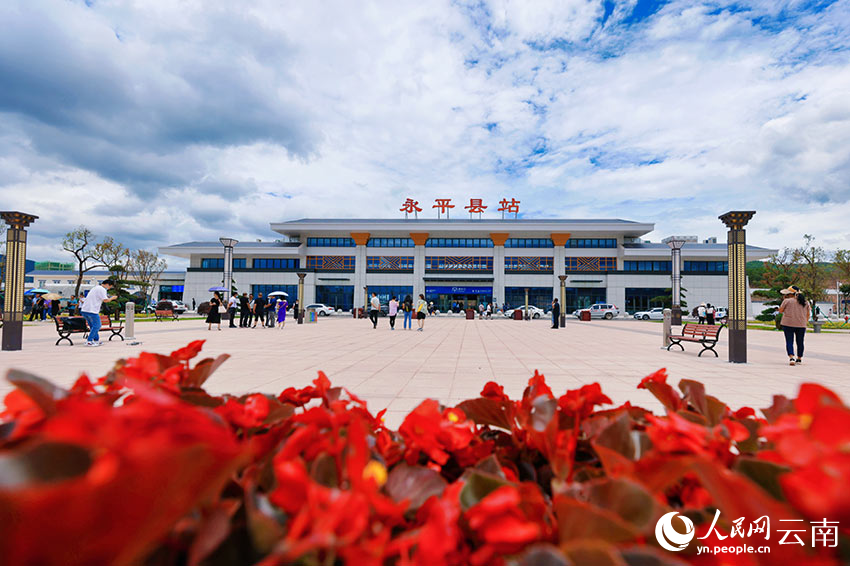 历时14年 这条“最难修的铁路”通车