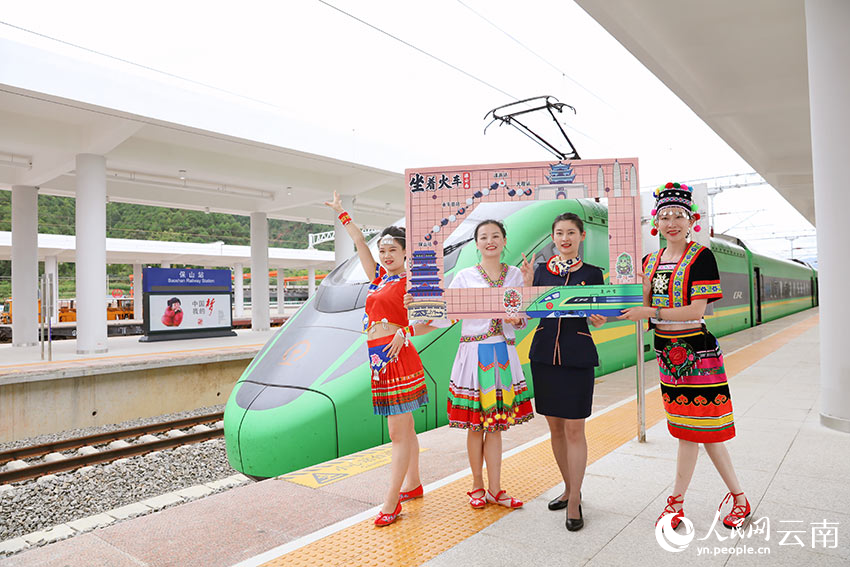 历时14年 这条“最难修的铁路”通车