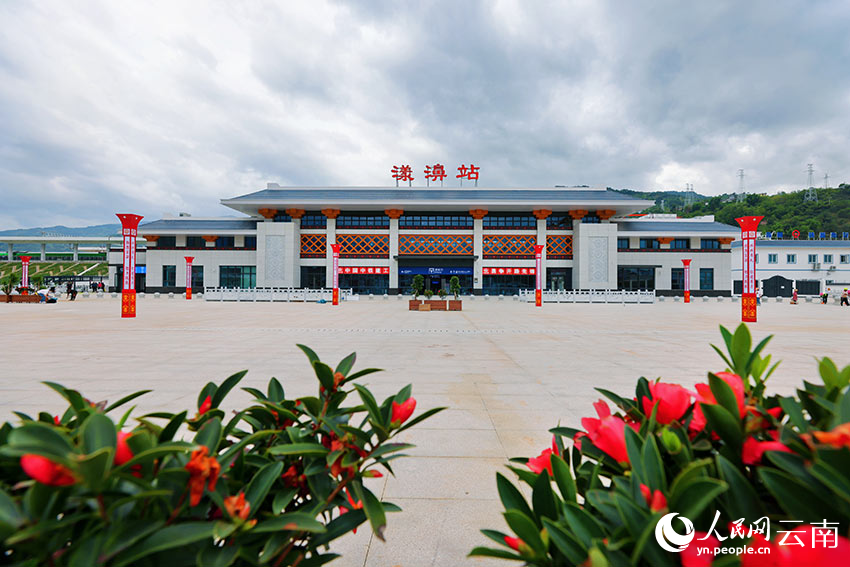 历时14年 这条“最难修的铁路”通车