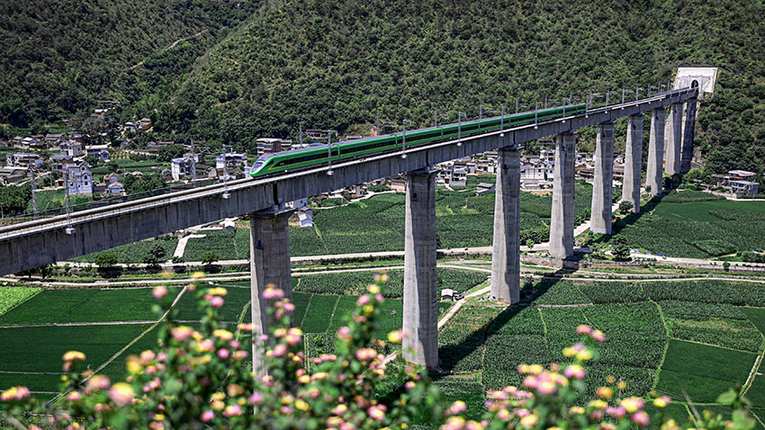 历时14年 这条“最难修的铁路”通车
