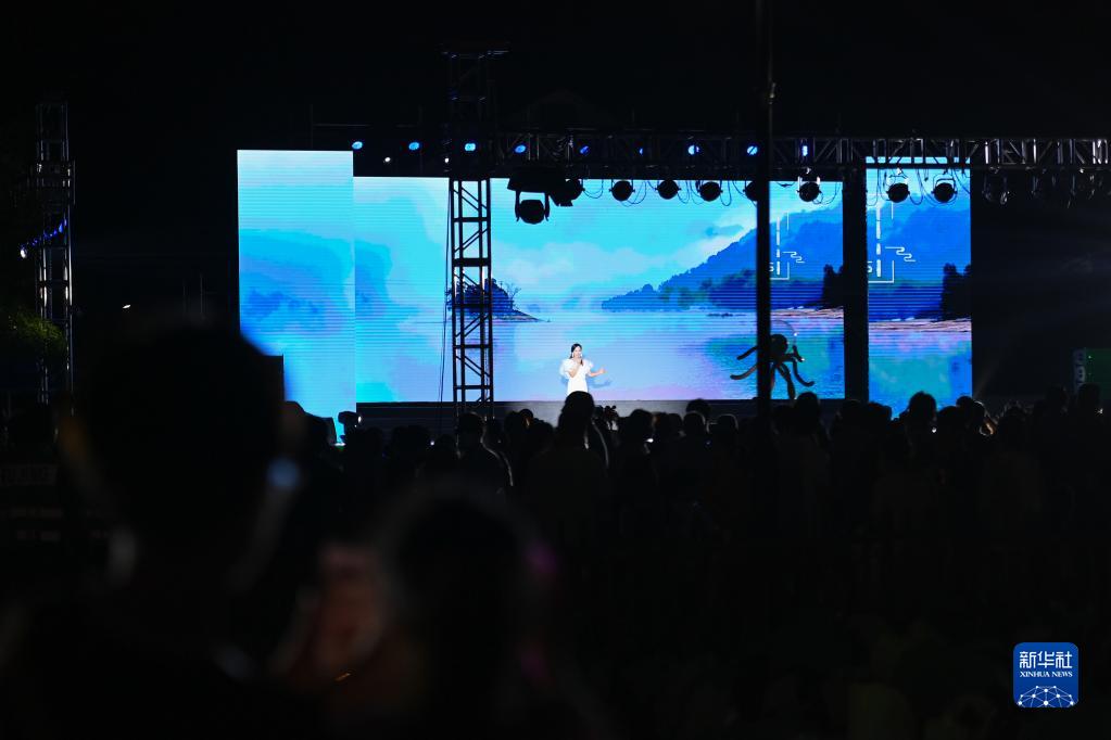 浙江富阳：乡村荷塘边办起音乐会