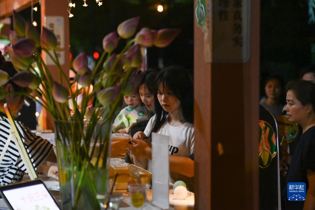 浙江富阳：乡村荷塘边办起音乐会