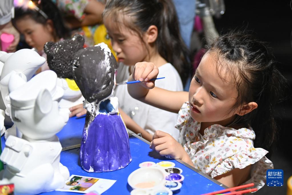 浙江富阳：乡村荷塘边办起音乐会