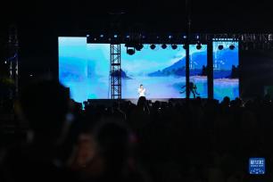 浙江富阳：乡村荷塘边办起音乐会