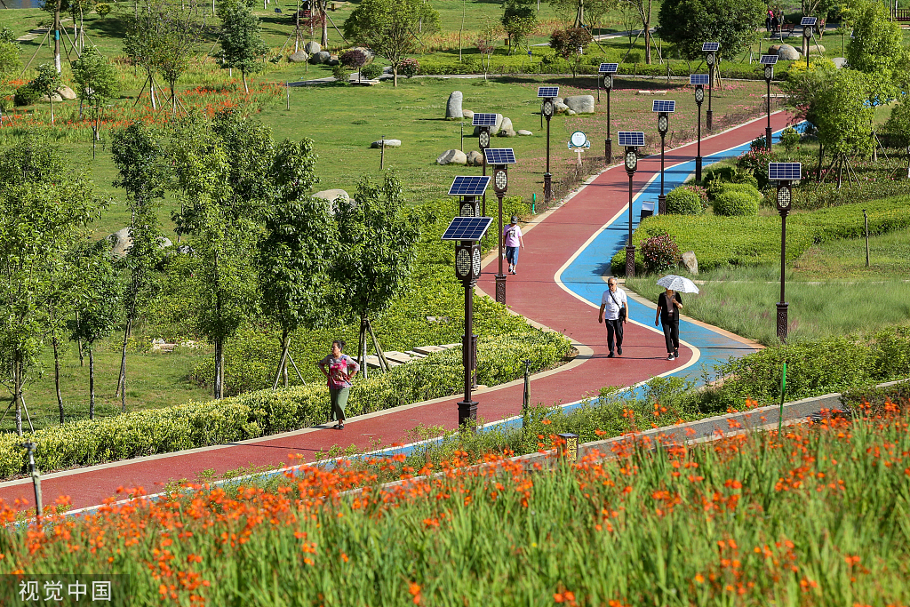 云南个旧：守绿增金 废弃矿山变身生态公园