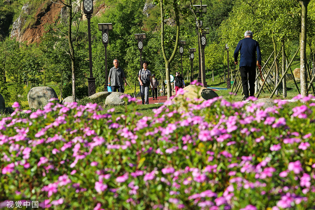 云南个旧：守绿增金 废弃矿山变身生态公园