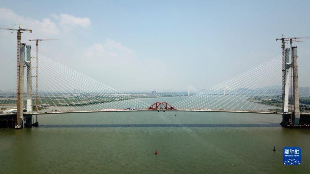 广州南沙红莲大桥主桥合龙
