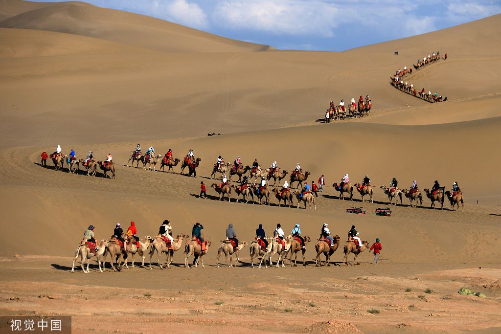 甘肃敦煌：月牙泉景区暑期驼铃悠扬游人如织