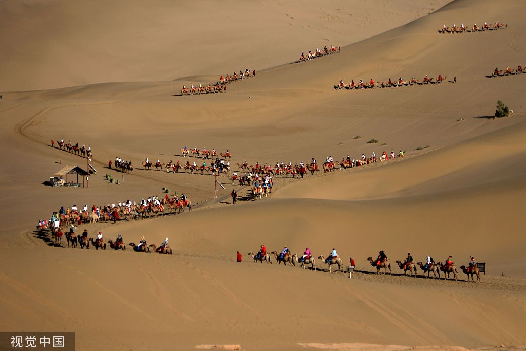 甘肃敦煌：月牙泉景区暑期驼铃悠扬游人如织