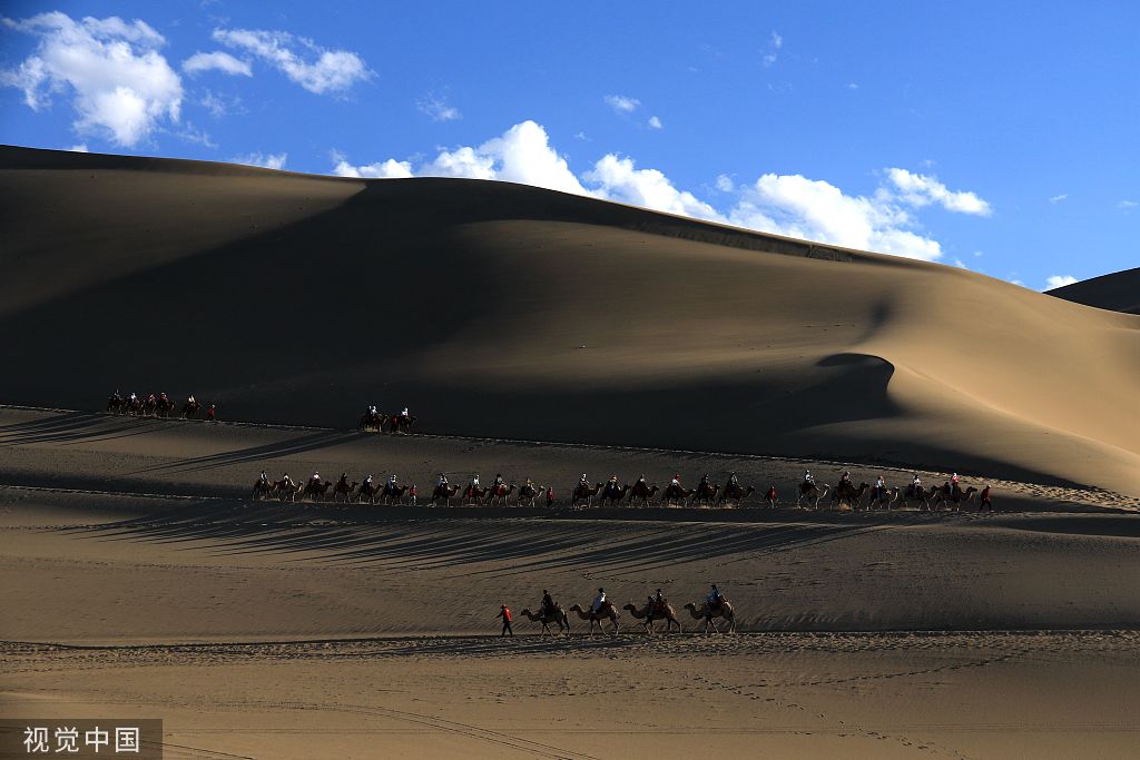 甘肃敦煌：月牙泉景区暑期驼铃悠扬游人如织