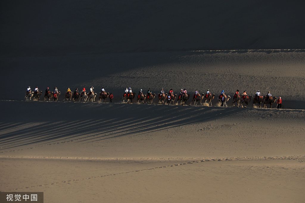 甘肃敦煌：月牙泉景区暑期驼铃悠扬游人如织
