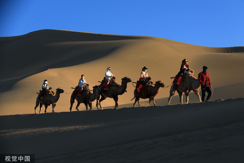 甘肃敦煌：月牙泉景区暑期驼铃悠扬游人如织