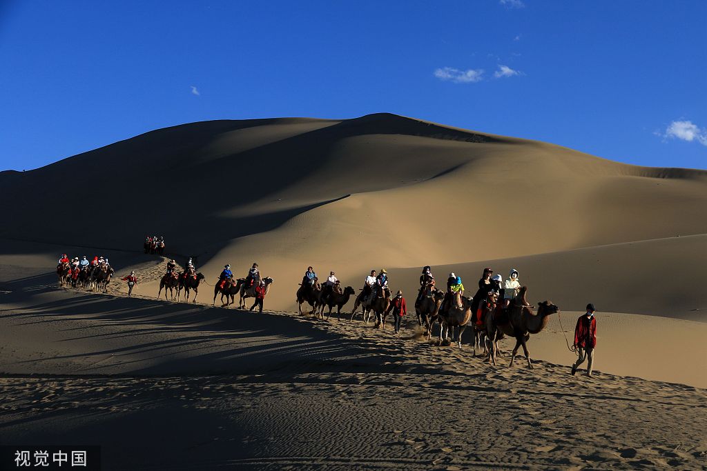 甘肃敦煌：月牙泉景区暑期驼铃悠扬游人如织