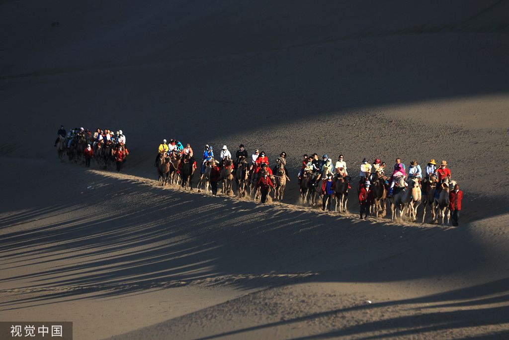甘肃敦煌：月牙泉景区暑期驼铃悠扬游人如织