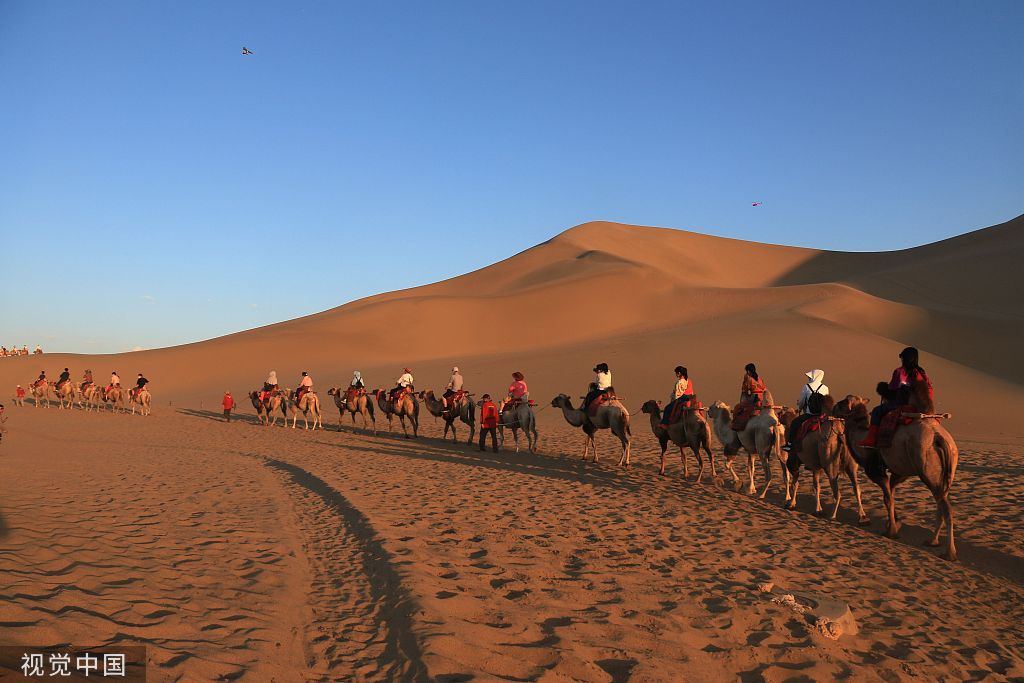 甘肃敦煌：月牙泉景区暑期驼铃悠扬游人如织