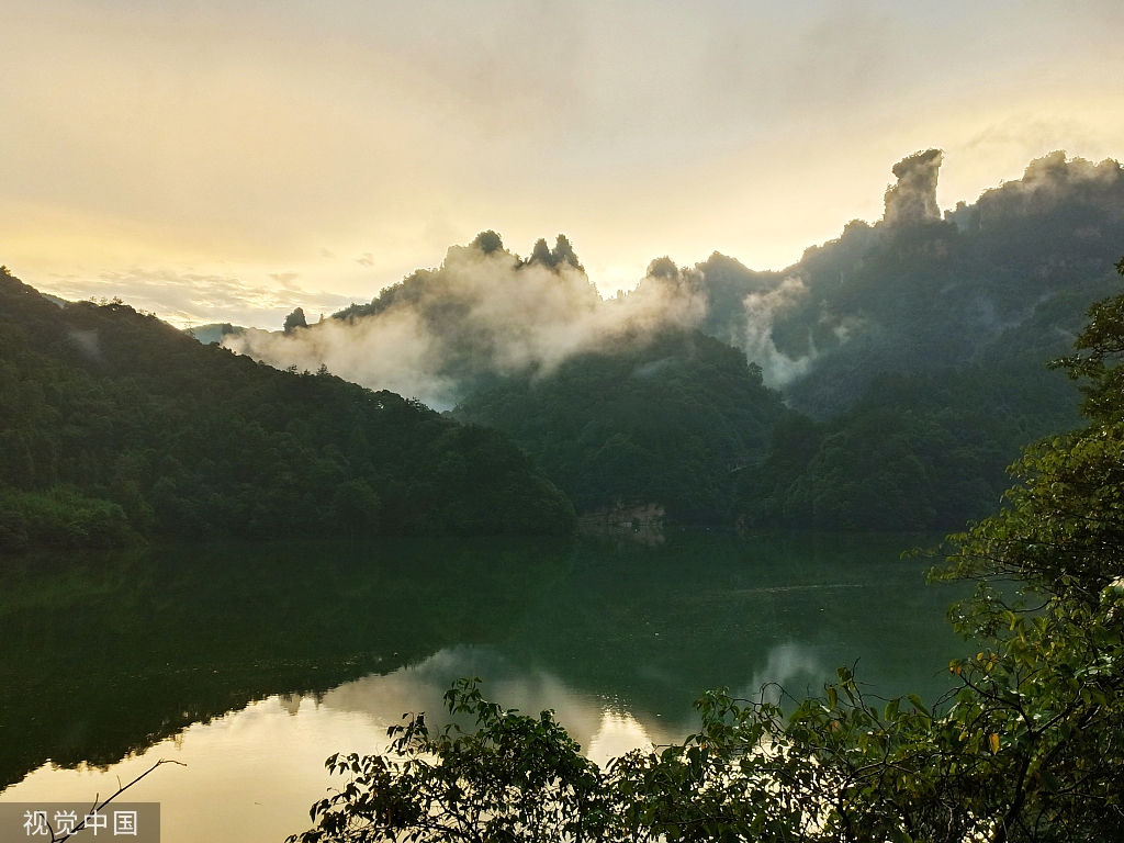 湖南张家界：国家森林公园雨后落霞似仙境
