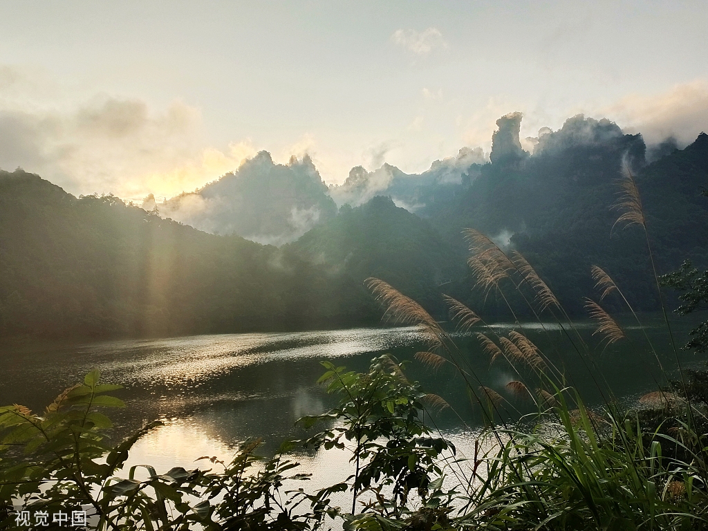 湖南张家界：国家森林公园雨后落霞似仙境