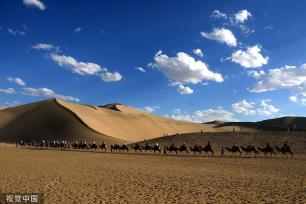 甘肃敦煌：月牙泉景区暑期驼铃悠扬游人如织