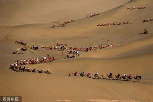 甘肃敦煌：月牙泉景区暑期驼铃悠扬游人如织
