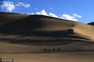 甘肃敦煌：月牙泉景区暑期驼铃悠扬游人如织