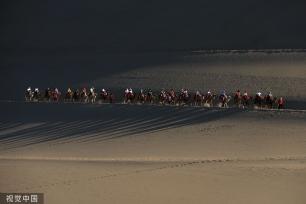 甘肃敦煌：月牙泉景区暑期驼铃悠扬游人如织