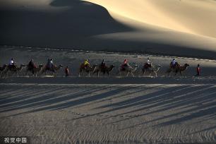 甘肃敦煌：月牙泉景区暑期驼铃悠扬游人如织