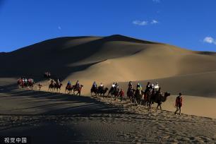 甘肃敦煌：月牙泉景区暑期驼铃悠扬游人如织