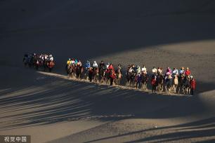 甘肃敦煌：月牙泉景区暑期驼铃悠扬游人如织