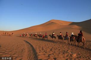 甘肃敦煌：月牙泉景区暑期驼铃悠扬游人如织