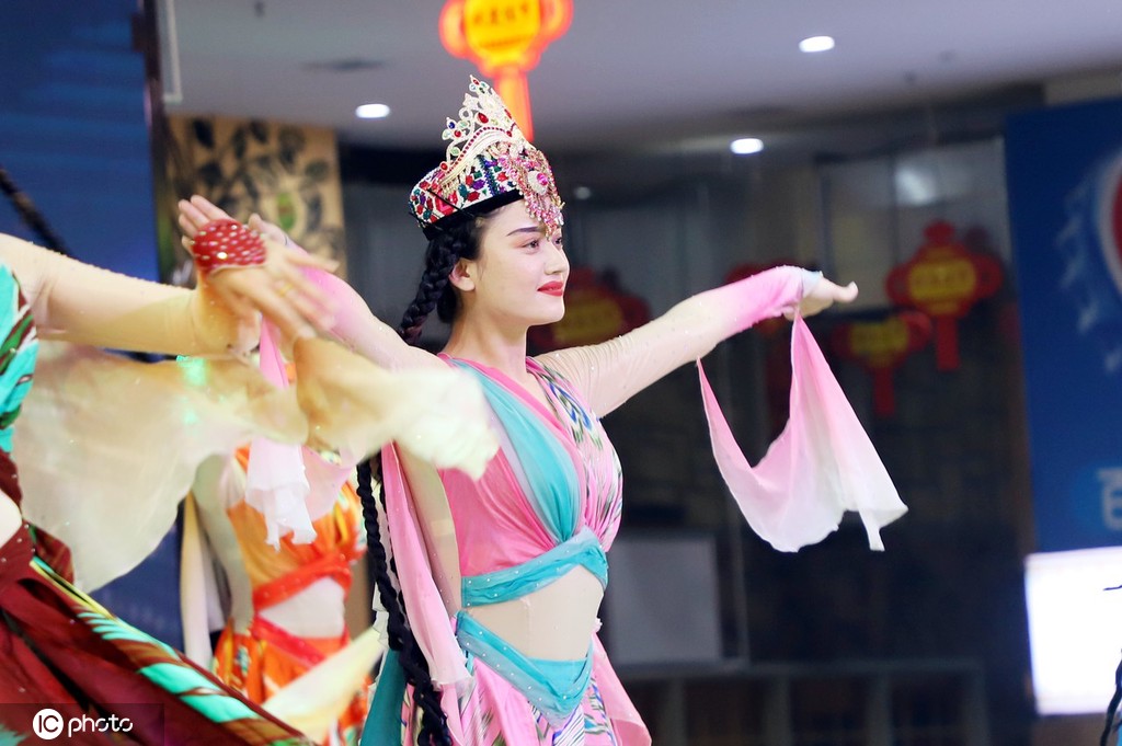 新疆和田夜市精彩特色歌舞表演热闹非凡