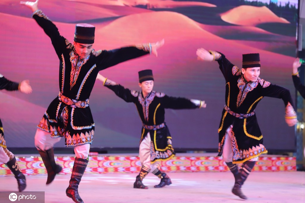 新疆和田夜市精彩特色歌舞表演热闹非凡