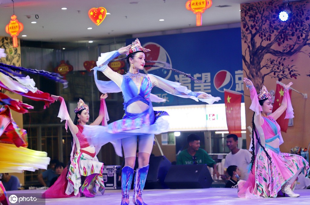 新疆和田夜市精彩特色歌舞表演热闹非凡