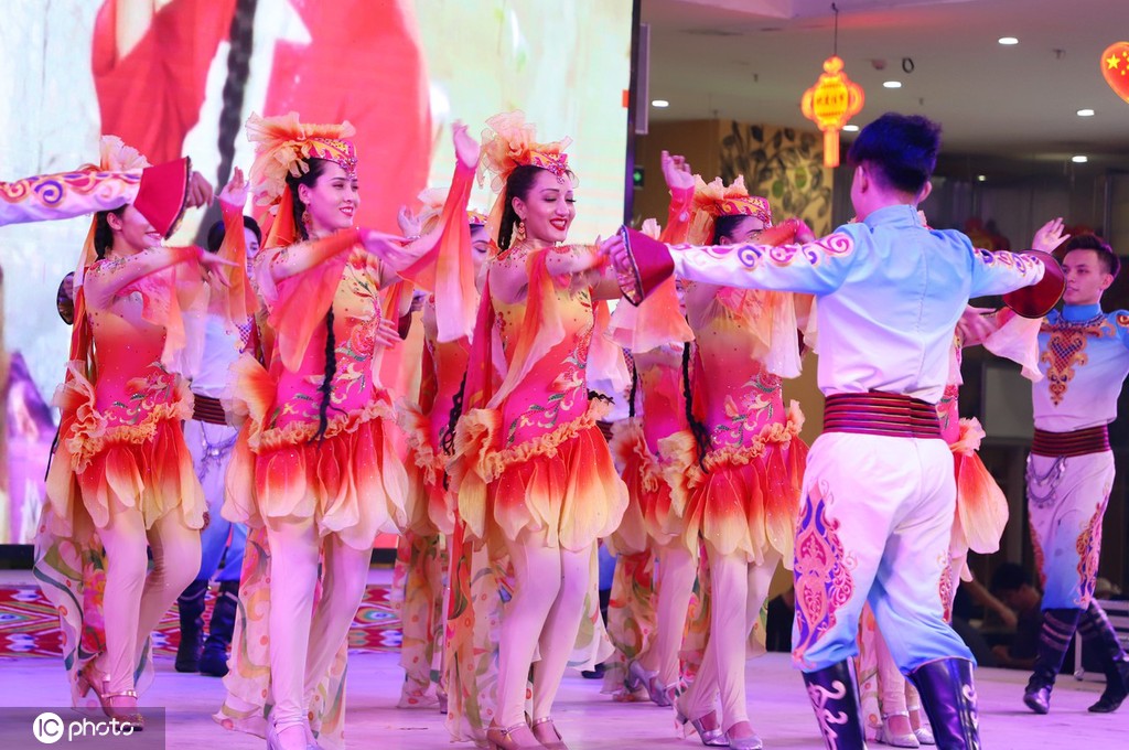 新疆和田夜市精彩特色歌舞表演热闹非凡