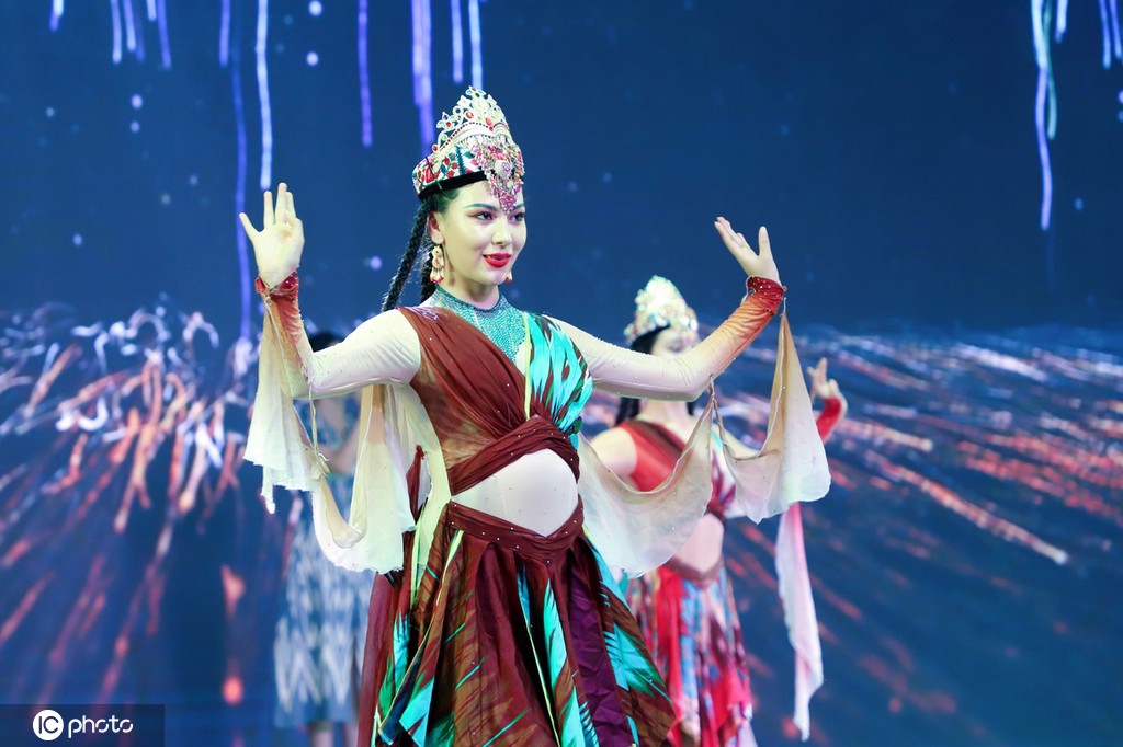 新疆和田夜市精彩特色歌舞表演热闹非凡